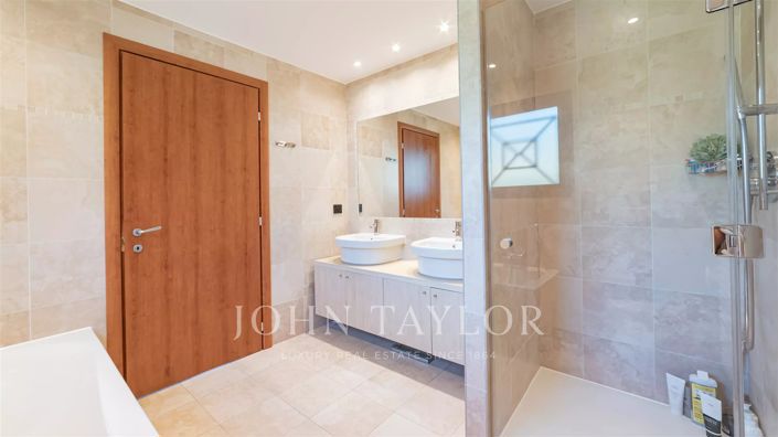 Image No.17-5 Bed House for sale