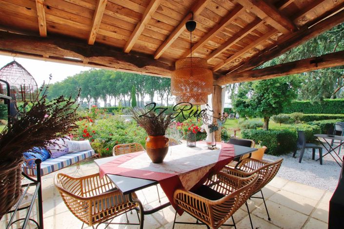 Image No.18-5 Bed Property for sale
