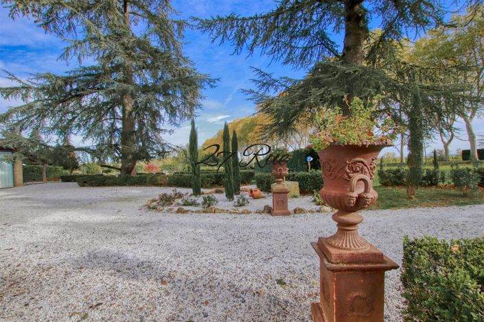 Image No.19-5 Bed Property for sale