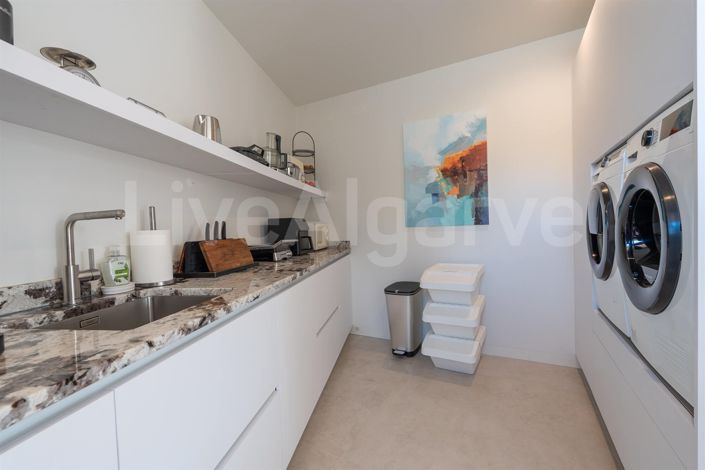 Image No.18-4 Bed Property for sale