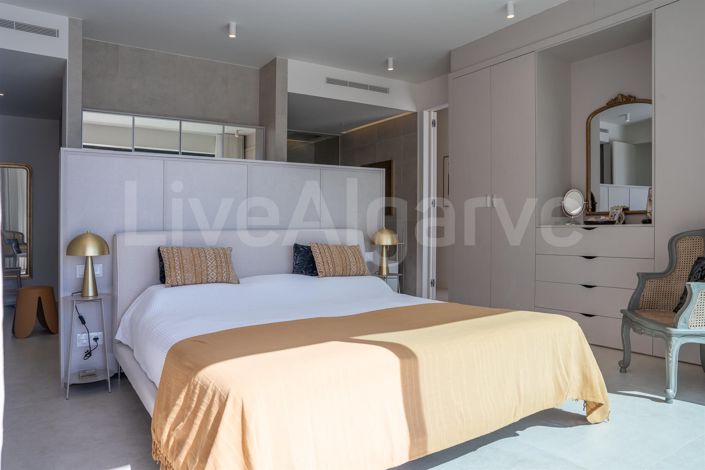 Image No.26-4 Bed Property for sale