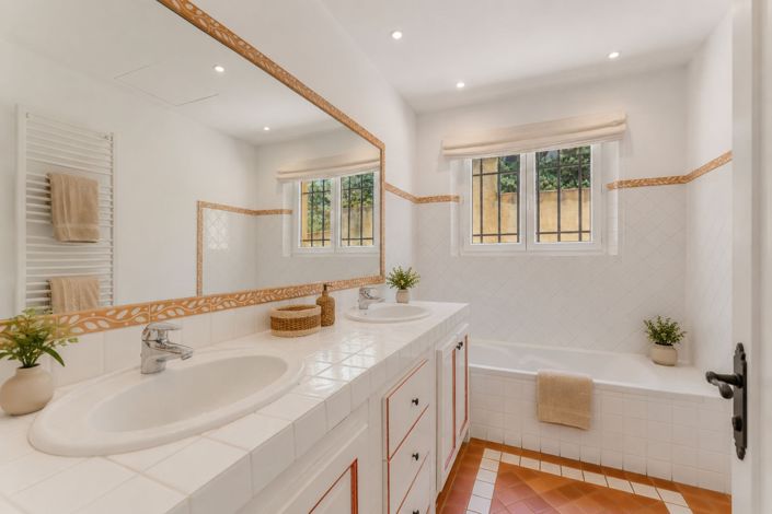 Image No.10-4 Bed House for sale