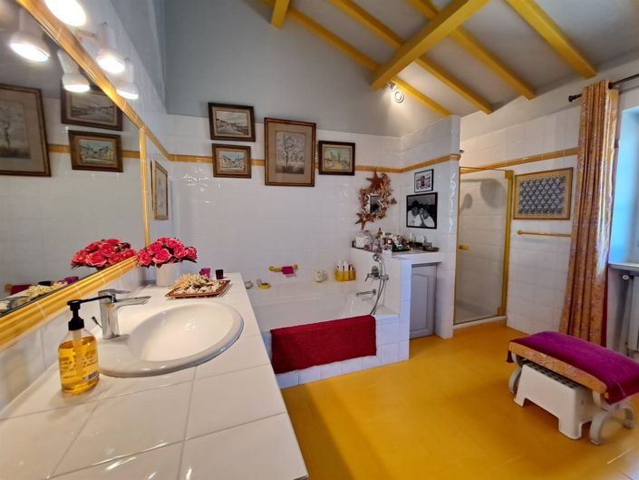 Image No.19-10 Bed House for sale
