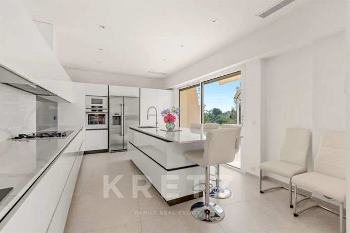Image No.8-6 Bed House for sale