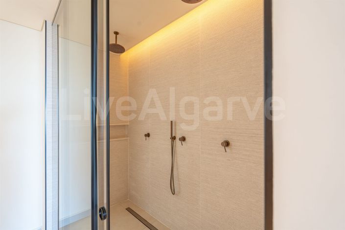 Image No.40-5 Bed House for sale