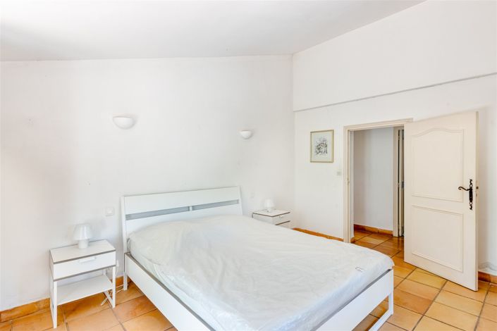 Image No.19-8 Bed House for sale