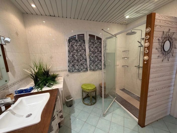 Image No.10-3 Bed House for sale