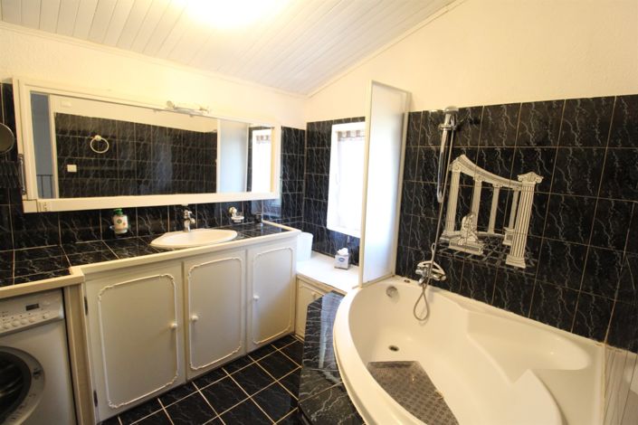 Image No.18-5 Bed House for sale