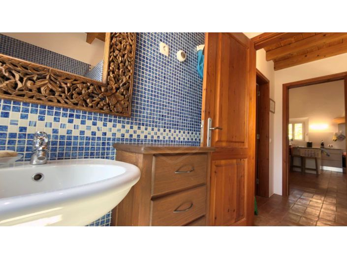 Image No.20-5 Bed House for sale
