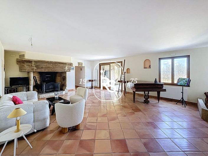 Image No.6-5 Bed House for sale