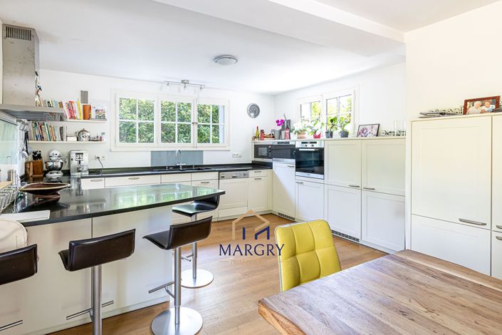 Image No.18-5 Bed House for sale