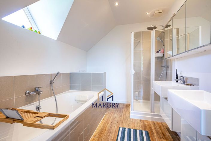 Image No.9-5 Bed House for sale