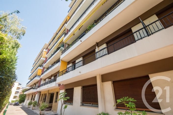 Image No.25-3 Bed Apartment for sale