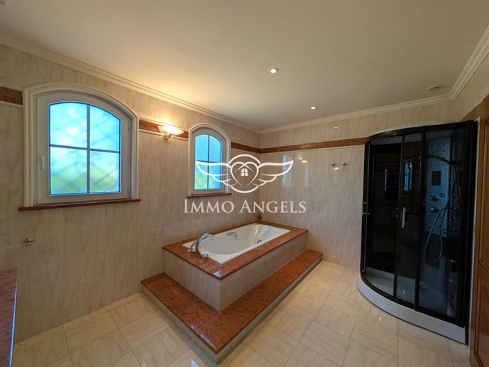 Image No.10-3 Bed House for sale
