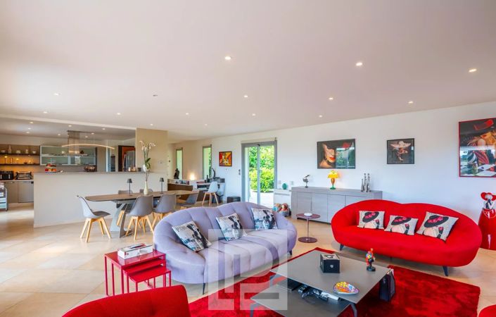 Image No.8-4 Bed House for sale