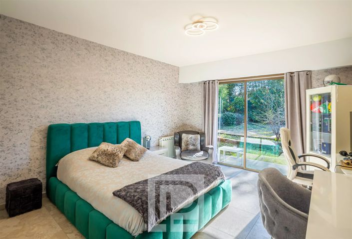 Image No.25-4 Bed House for sale