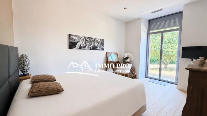 Image No.17-6 Bed House for sale