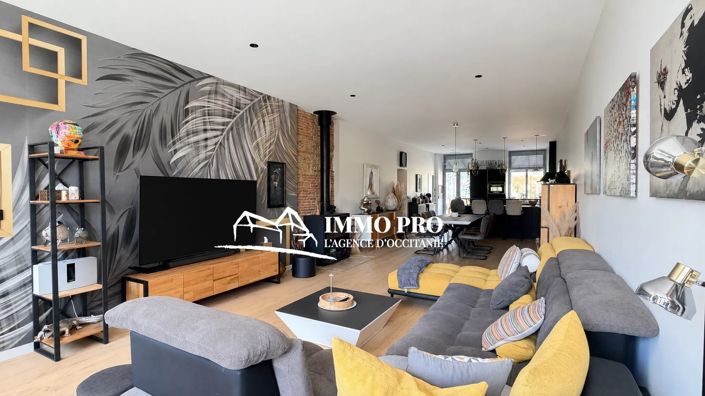Image No.8-6 Bed House for sale