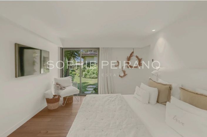Image No.8-5 Bed House for sale