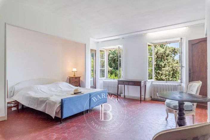 Image No.8-5 Bed House for sale