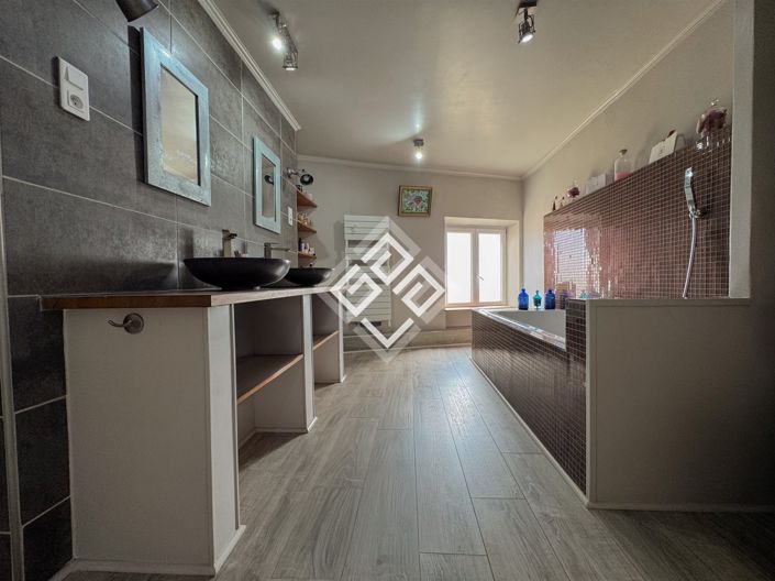 Image No.24-9 Bed House for sale