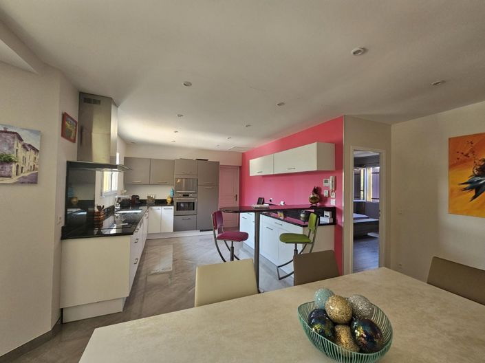 Image No.2-4 Bed House for sale