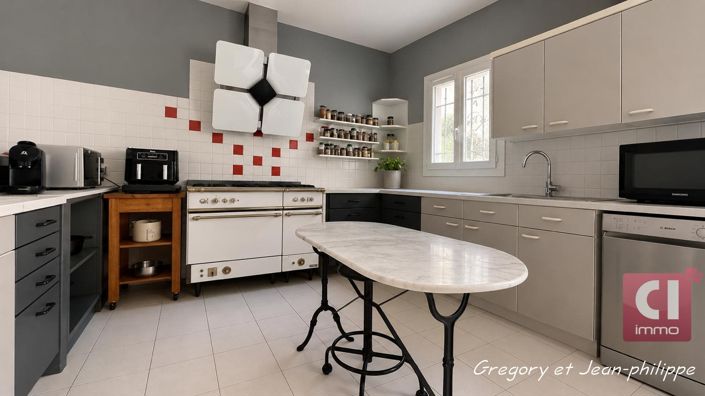 Image No.8-5 Bed House for sale
