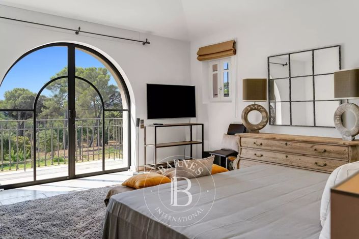 Image No.8-6 Bed House for sale