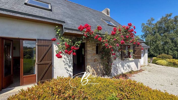 For sale Pretty traditional house close to the seaside on the Crozon peninsula Finistère