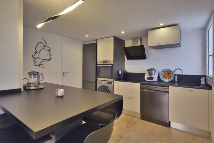 Image No.6-3 Bed House for sale