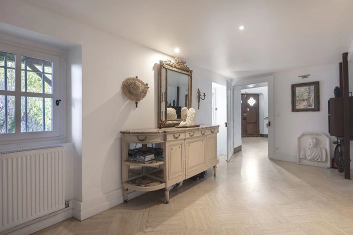 Image No.10-6 Bed Property for sale
