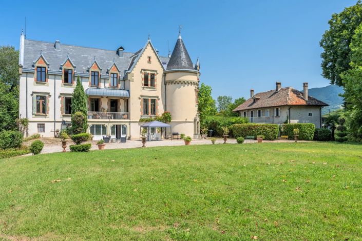 Image No.20-6 Bed Property for sale
