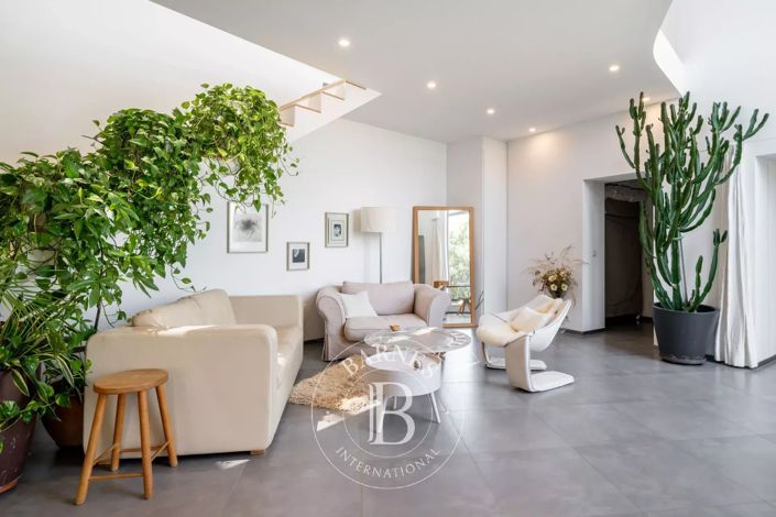 Image No.8-5 Bed House for sale