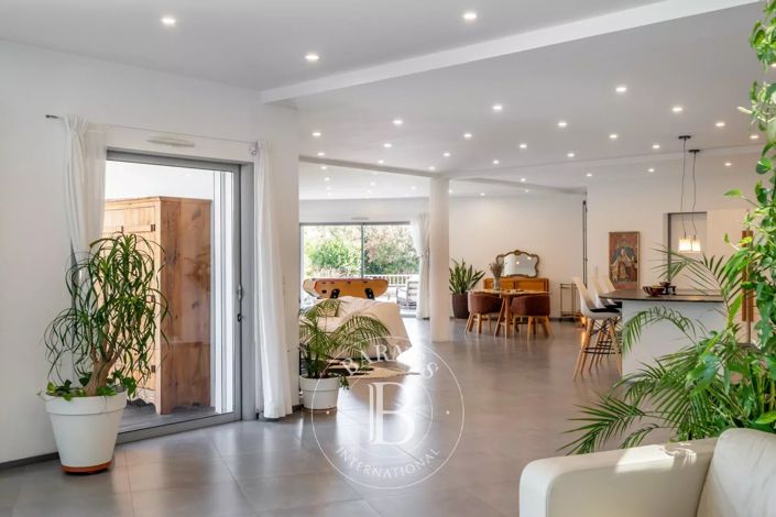 Image No.9-5 Bed House for sale