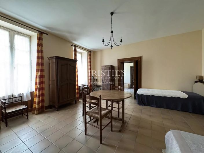 Image No.8-5 Bed House for sale