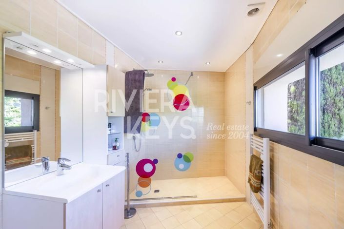 Image No.21-5 Bed House for sale