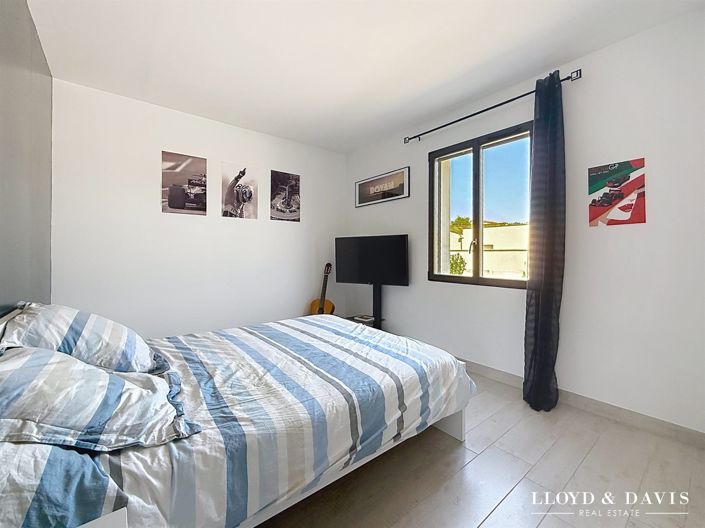 Image No.18-3 Bed House for sale