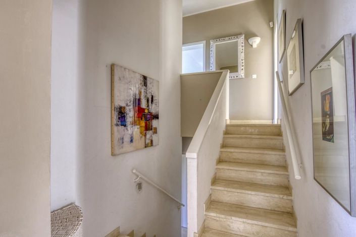 Image No.9-6 Bed House for sale