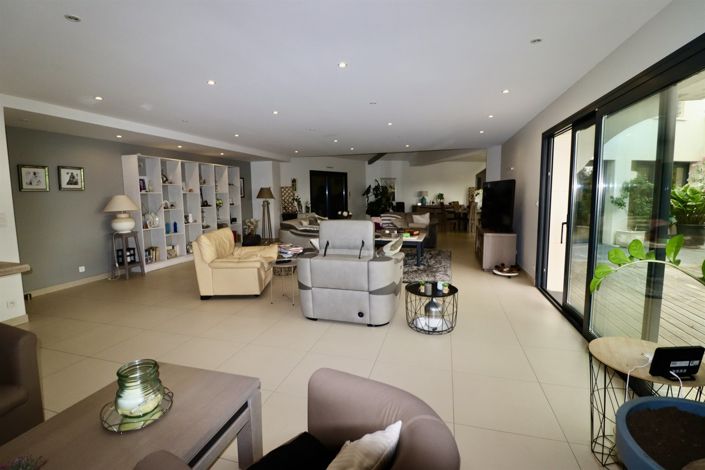 Image No.17-5 Bed House for sale