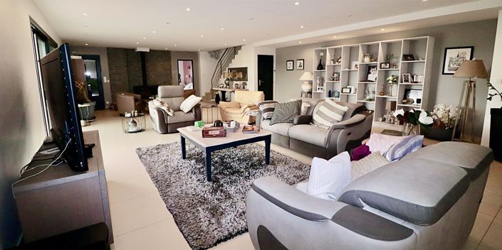 Image No.8-5 Bed House for sale