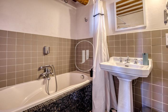 Image No.8-5 Bed House for sale