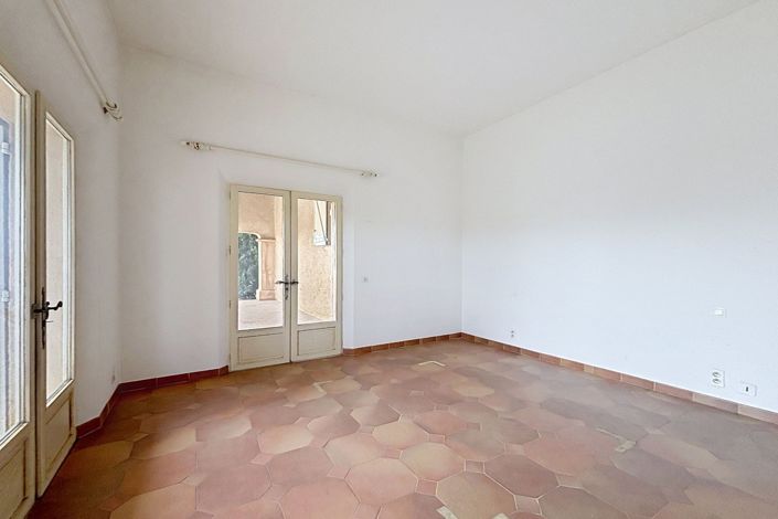 Image No.11-3 Bed House for sale