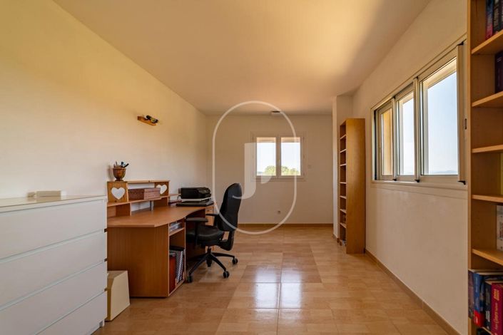 Image No.10-3 Bed House for sale