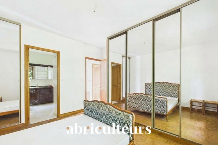 Image No.9-5 Bed House for sale