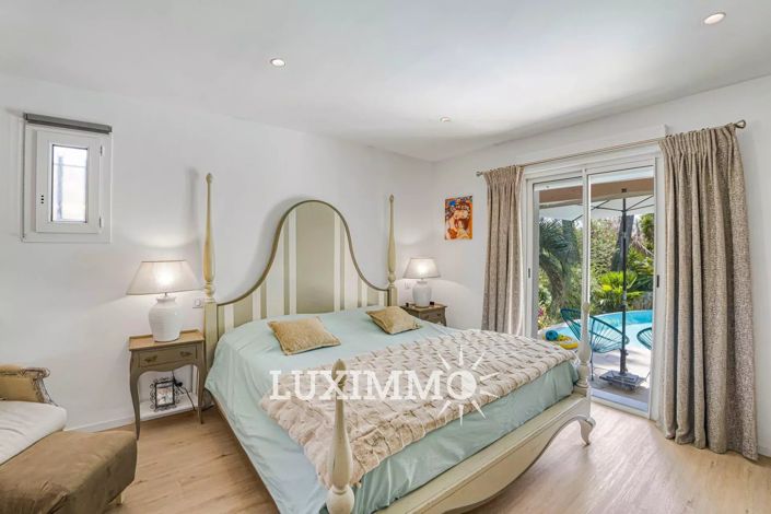 Image No.8-5 Bed House for sale