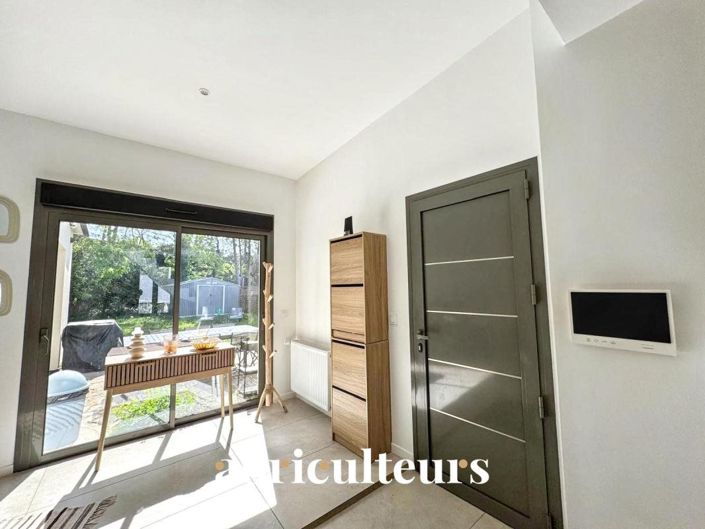 Image No.10-3 Bed House for sale