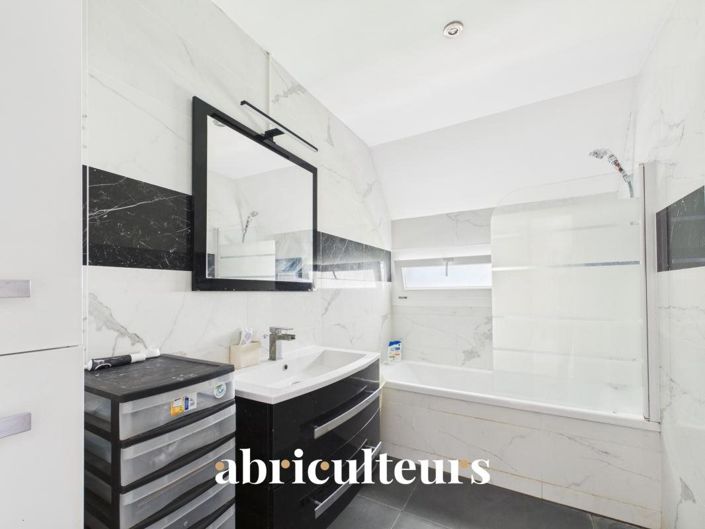Image No.16-6 Bed House for sale