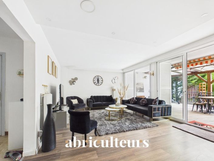 Image No.24-6 Bed House for sale