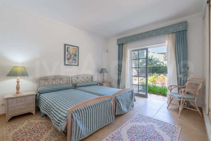 Image No.21-6 Bed House for sale