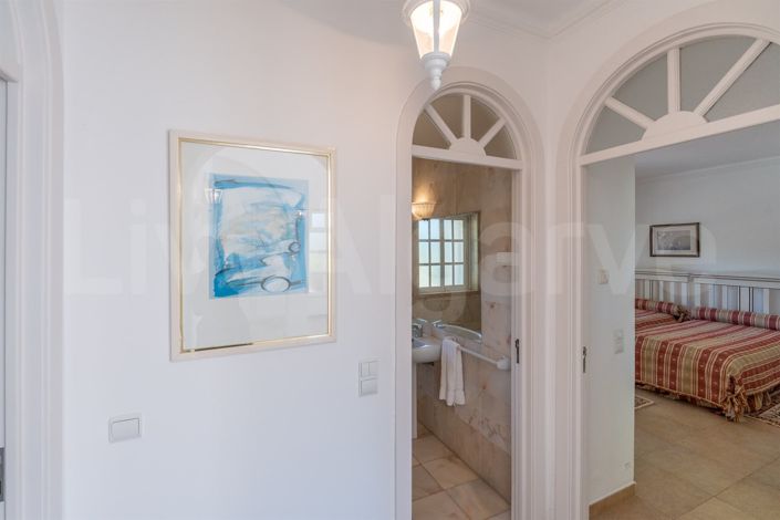 Image No.24-6 Bed House for sale